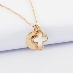Pendentif personnalisé médaille gravée plaqué or 15 mm et breloque croix nacre 16 mm
