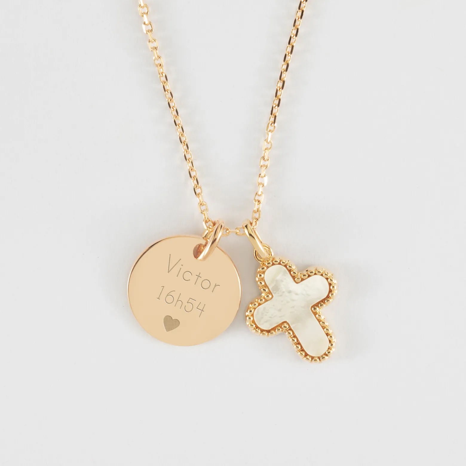Pendentif personnalisé médaille gravée plaqué or 15 mm et breloque croix nacre 16 mm
