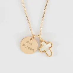 Pendentif personnalisé médaille gravée plaqué or 15 mm et breloque croix nacre 16 mm