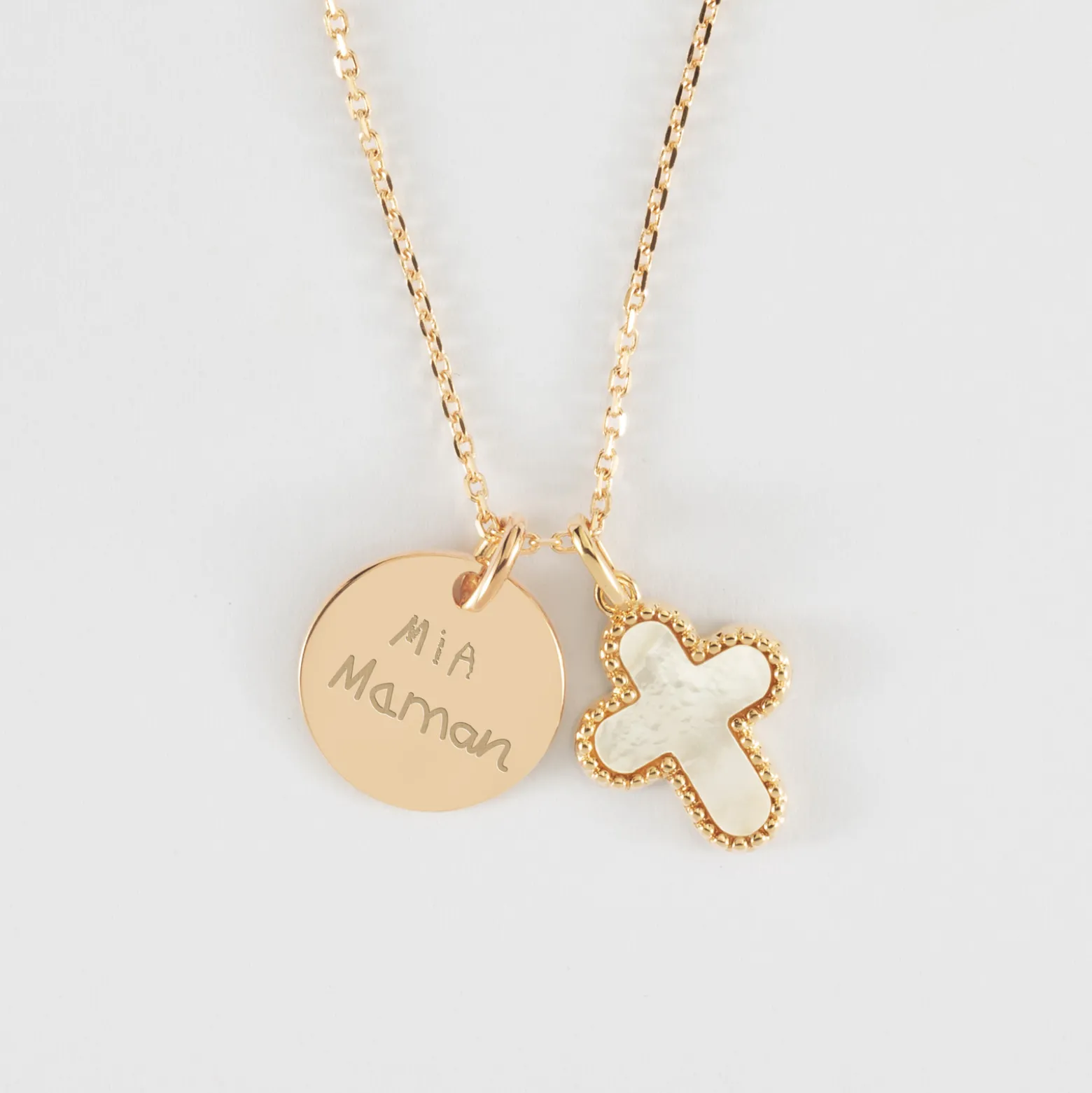 Pendentif personnalisé médaille gravée plaqué or 15 mm et breloque croix nacre 16 mm