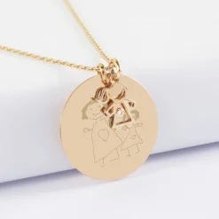 Pendentif personnalisé médaille gravée plaqué or 27 mm et breloque petite fille zircon 12 mm