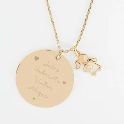 Pendentif personnalisé médaille gravée plaqué or 27 mm et breloque petite fille zircon 12 mm
