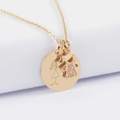Pendentif personnalisé médaille gravée plaqué or 19 mm et breloque petite fille scintillante 12 mm
