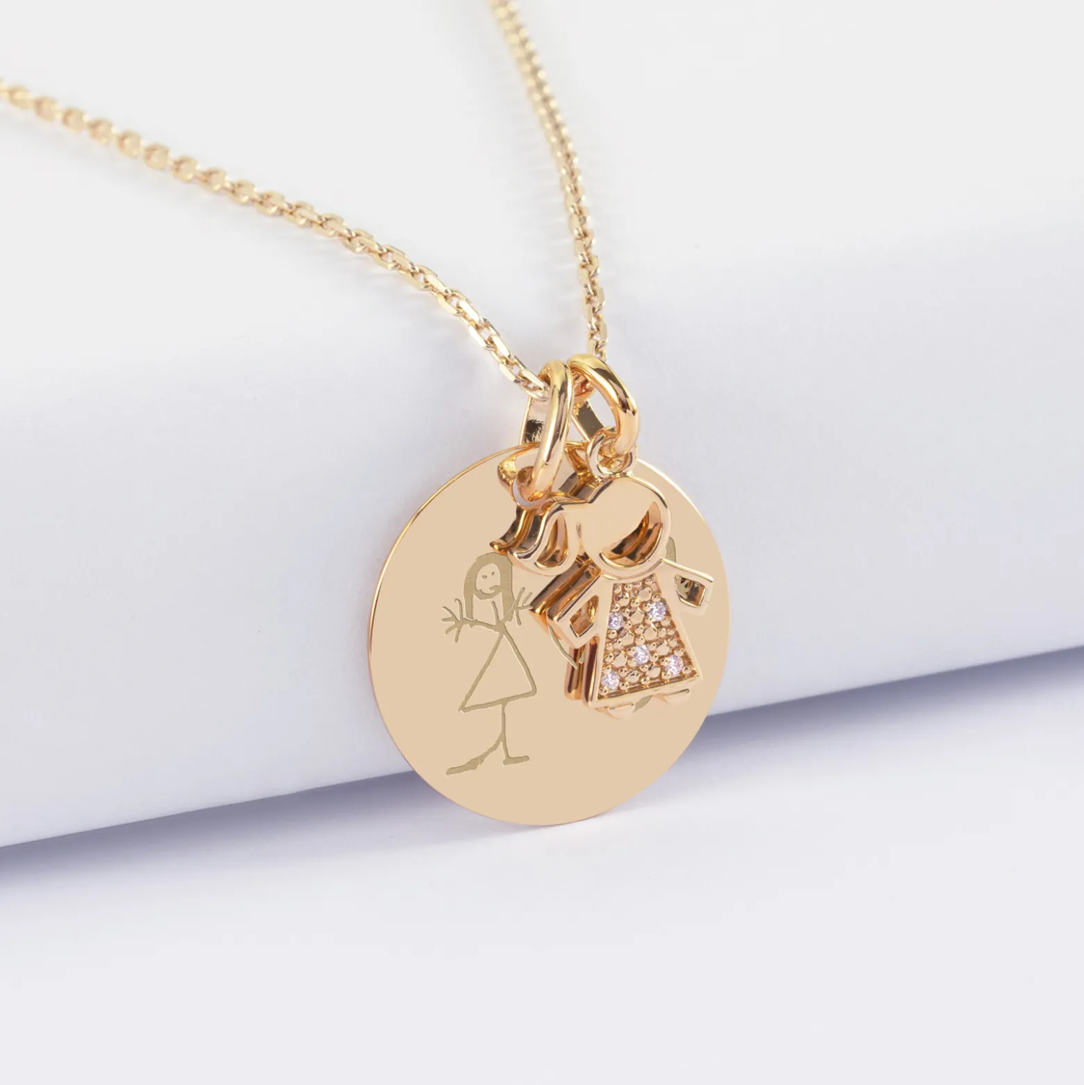 Pendentif personnalisé médaille gravée plaqué or 19 mm et breloque petite fille scintillante 12 mm