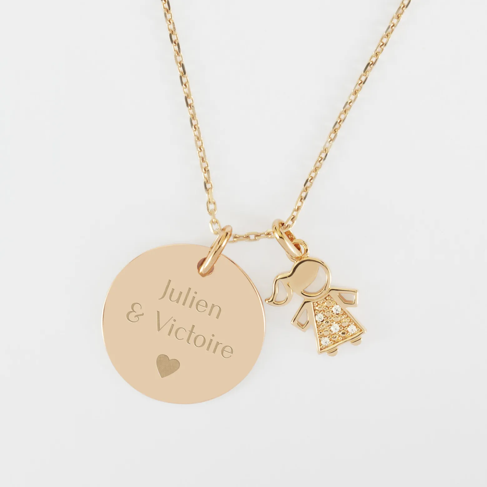 Pendentif personnalisé médaille gravée plaqué or 19 mm et breloque petite fille scintillante 12 mm