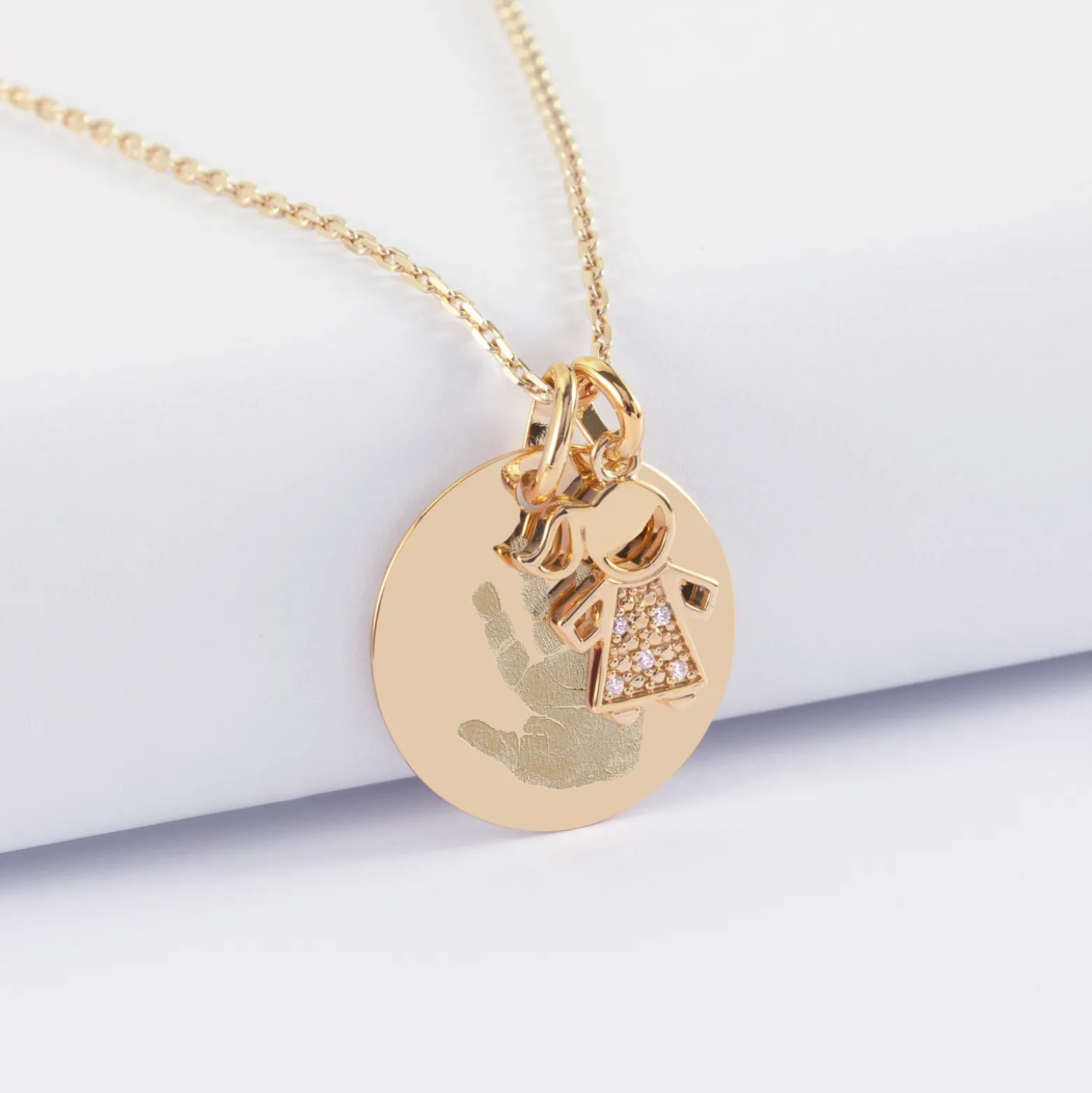Pendentif personnalisé médaille gravée plaqué or 19 mm et breloque petite fille scintillante 12 mm