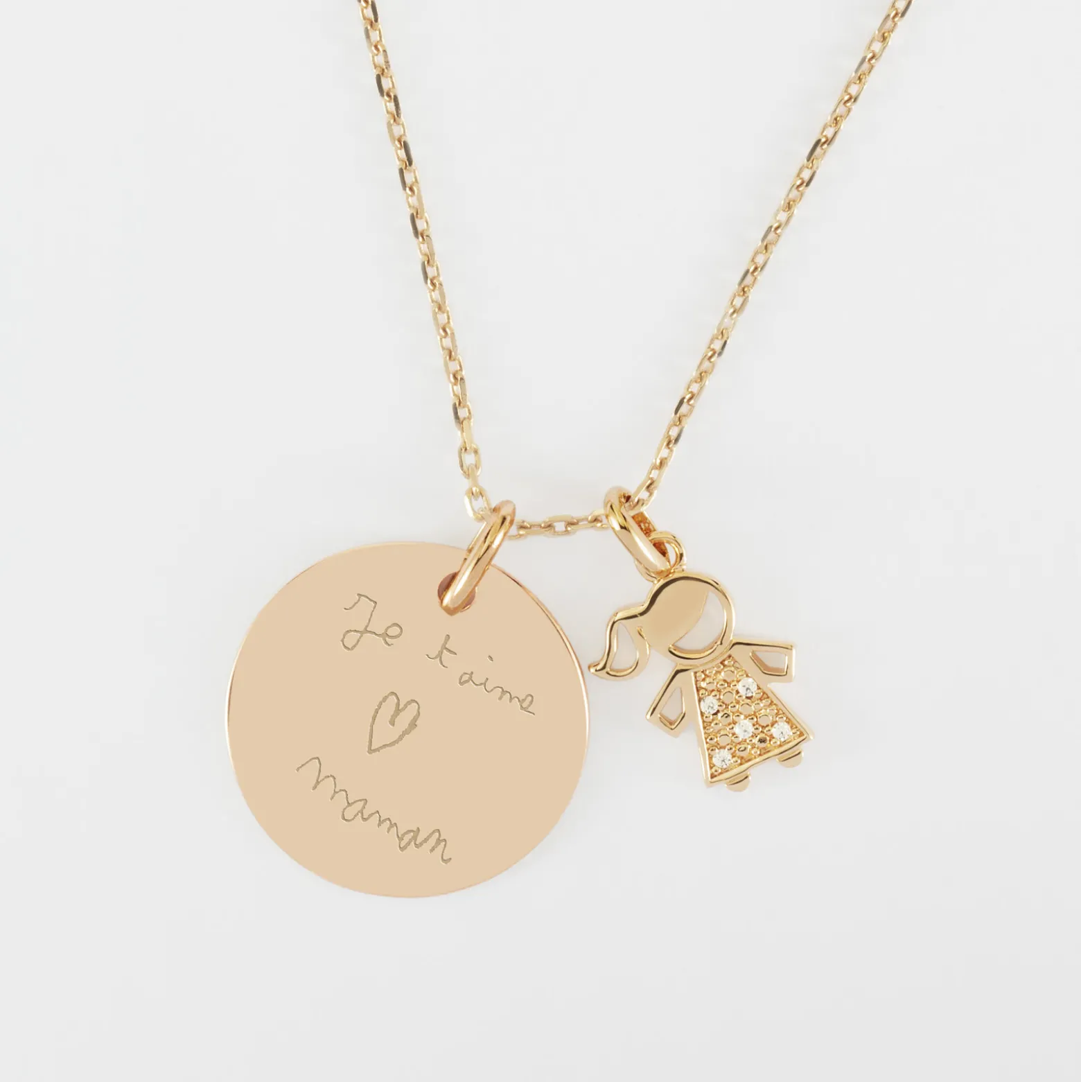 Pendentif personnalisé médaille gravée plaqué or 19 mm et breloque petite fille scintillante 12 mm