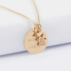 Pendentif personnalisé médaille gravée plaqué or 19 mm et breloque petite fille scintillante 12 mm