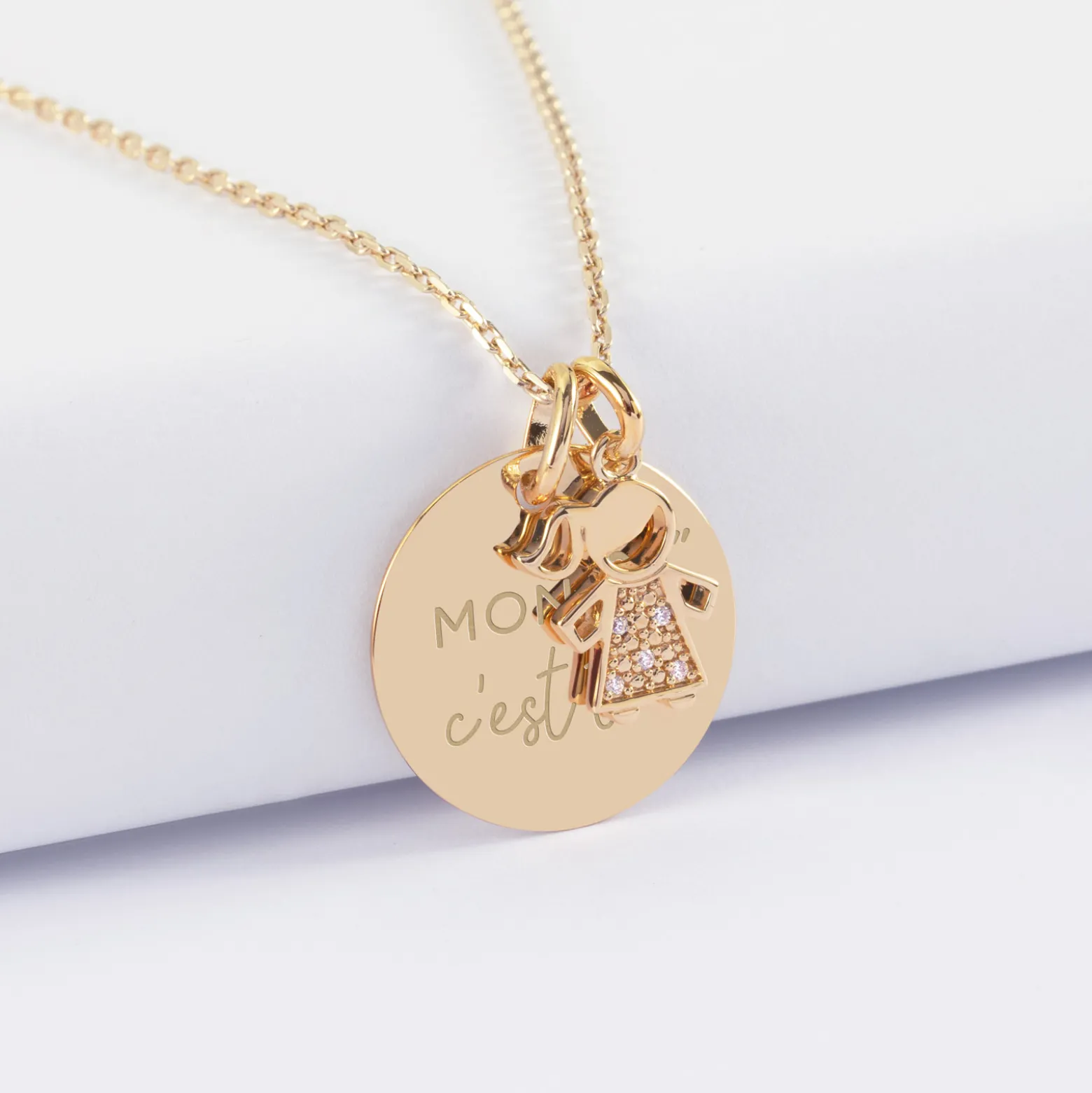 Pendentif personnalisé médaille gravée plaqué or 19 mm et breloque petite fille scintillante 12 mm