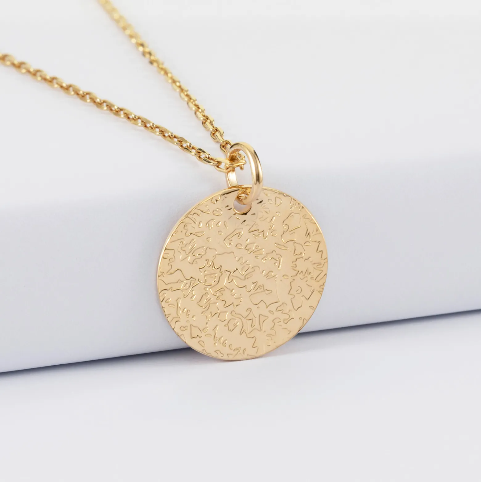 Pendentif personnalisé médaille martelée gravée plaqué or 19 mm