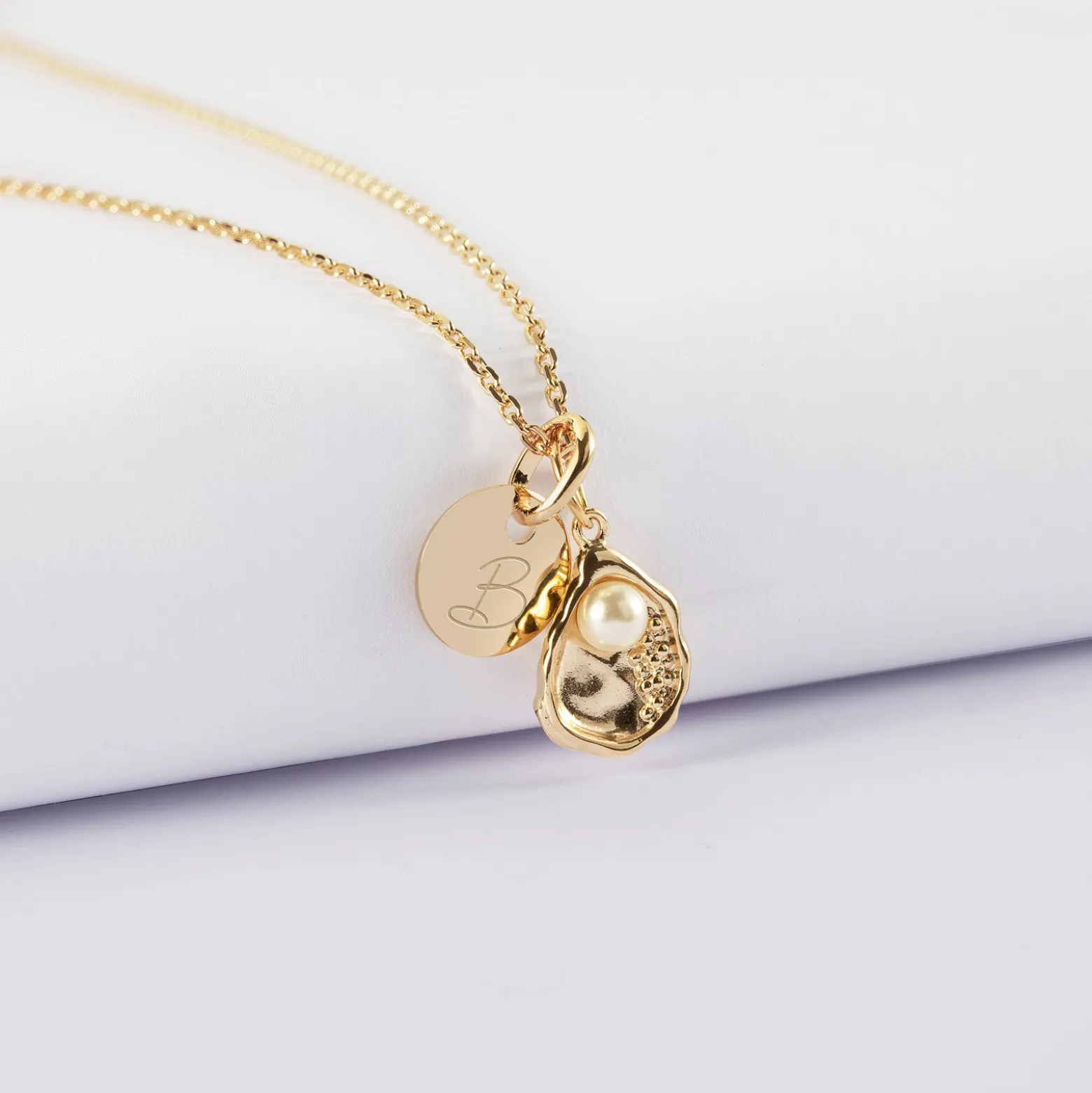 Pendentif personnalisé médaille gravée plaqué or 10 mm et breloque coquillage perle blanche