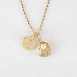Pendentif personnalisé médaille gravée plaqué or 10 mm et breloque coquillage perle blanche