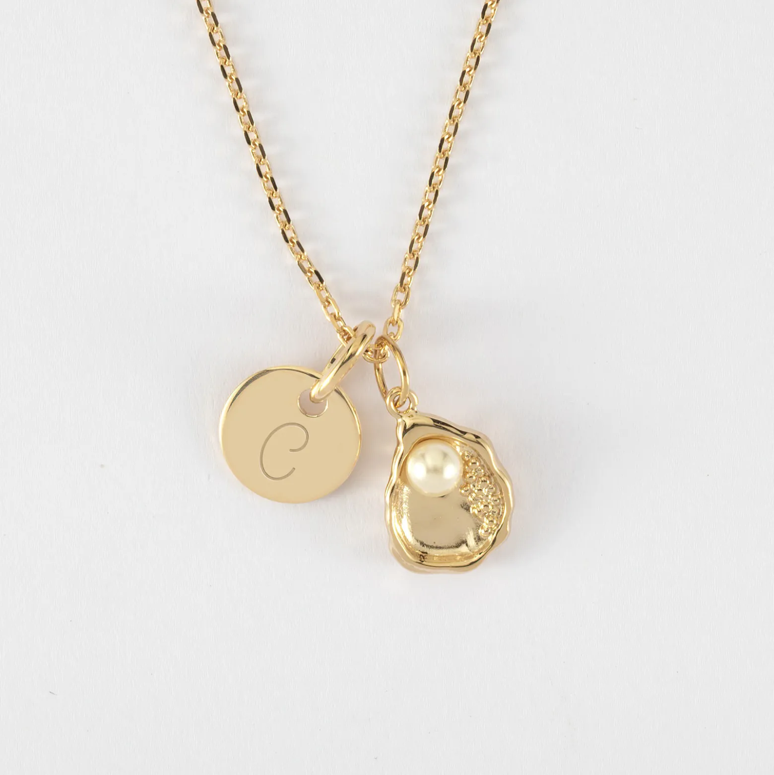 Pendentif personnalisé médaille gravée plaqué or 10 mm et breloque coquillage perle blanche