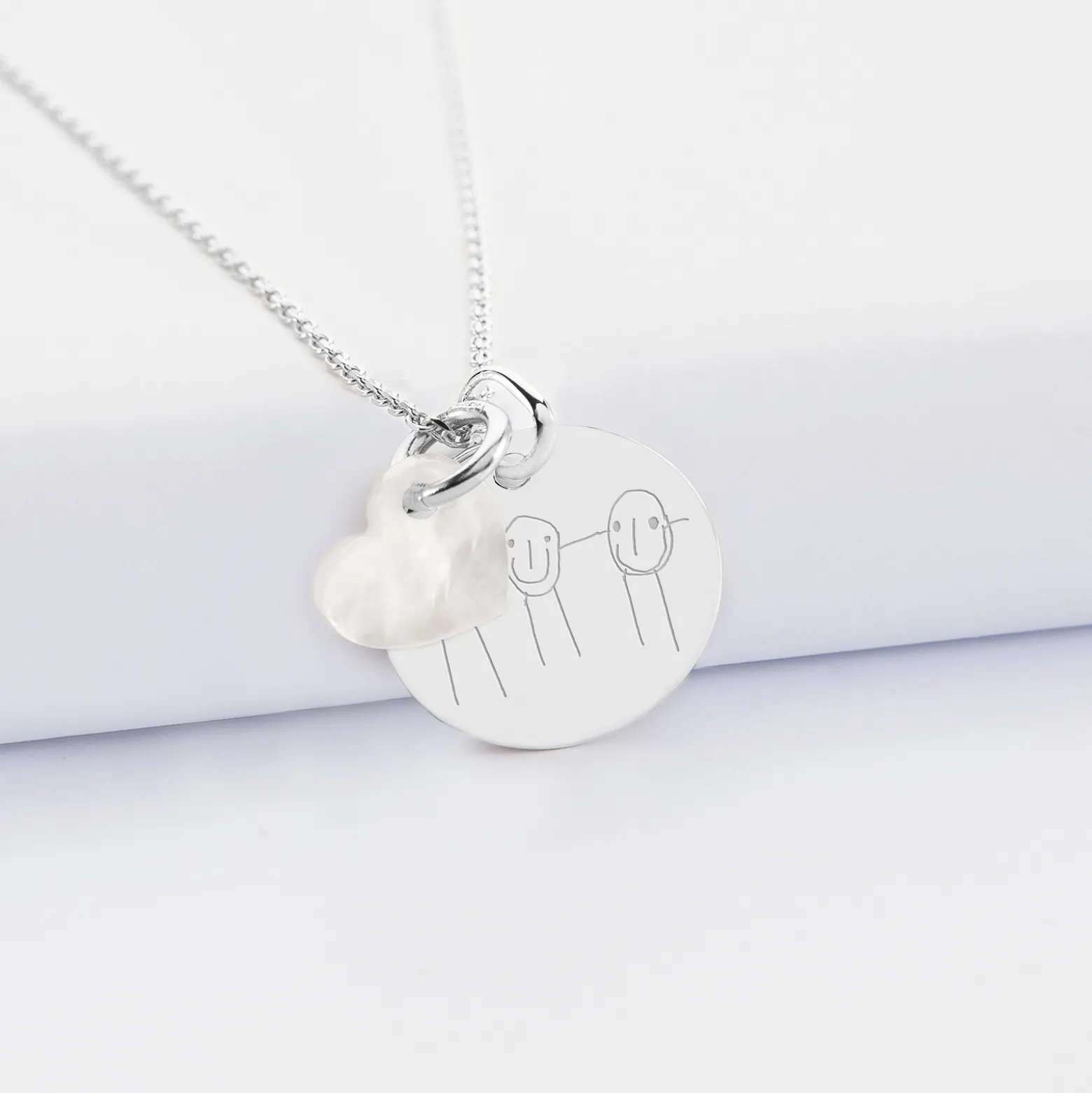 Pendentif personnalisé médaille gravée argent 19 mm et breloque nacre 10 mm