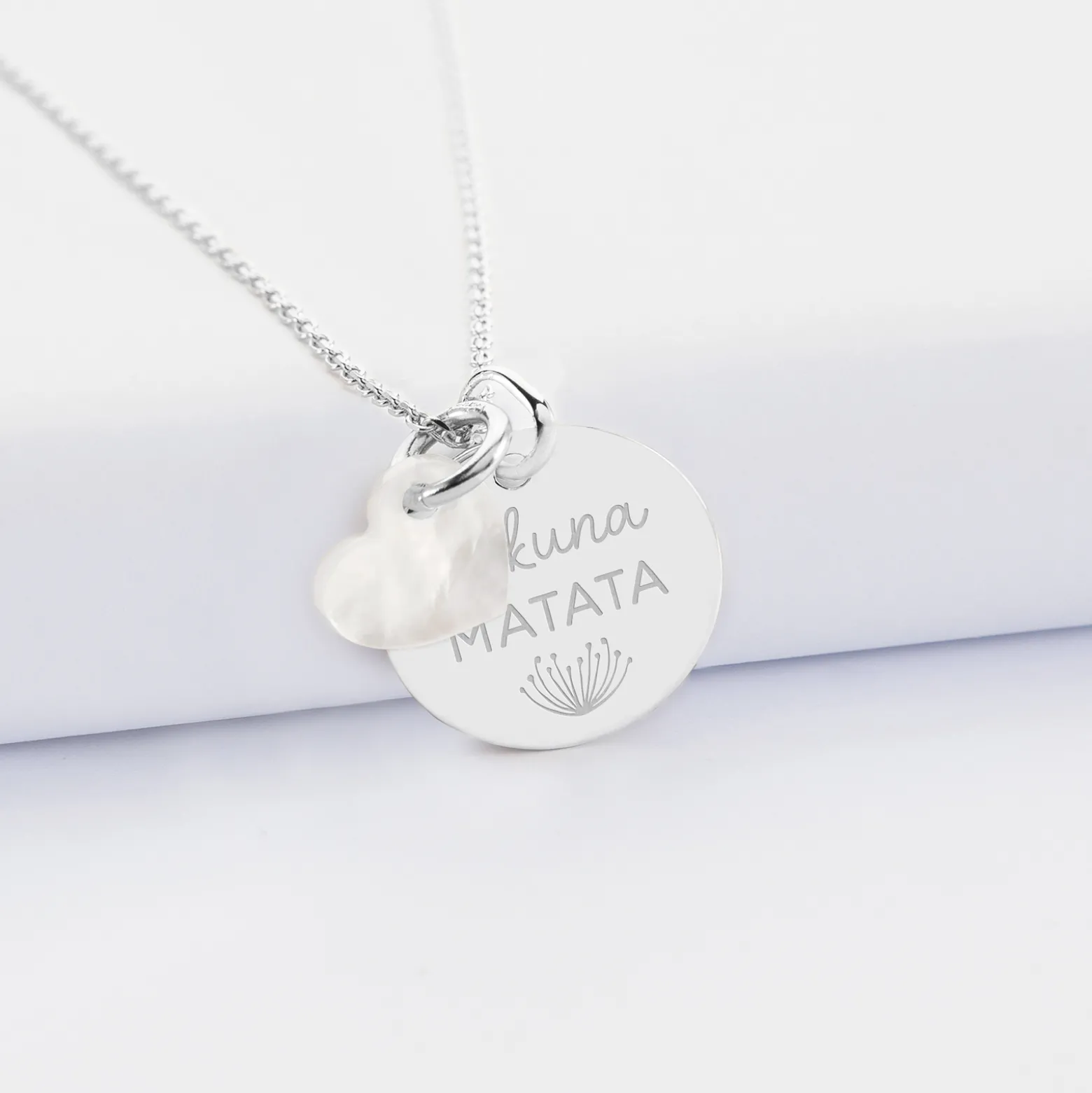 Pendentif personnalisé médaille gravée argent 19 mm et breloque nacre 10 mm