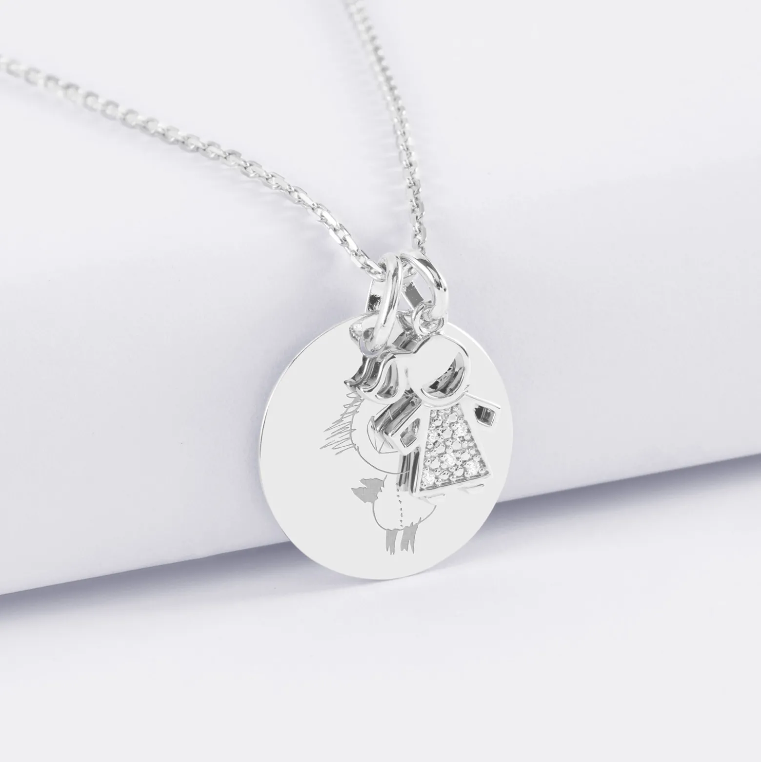 Pendentif personnalisé médaille gravée argent 19 mm et breloque petite fille scintillante 12 mm