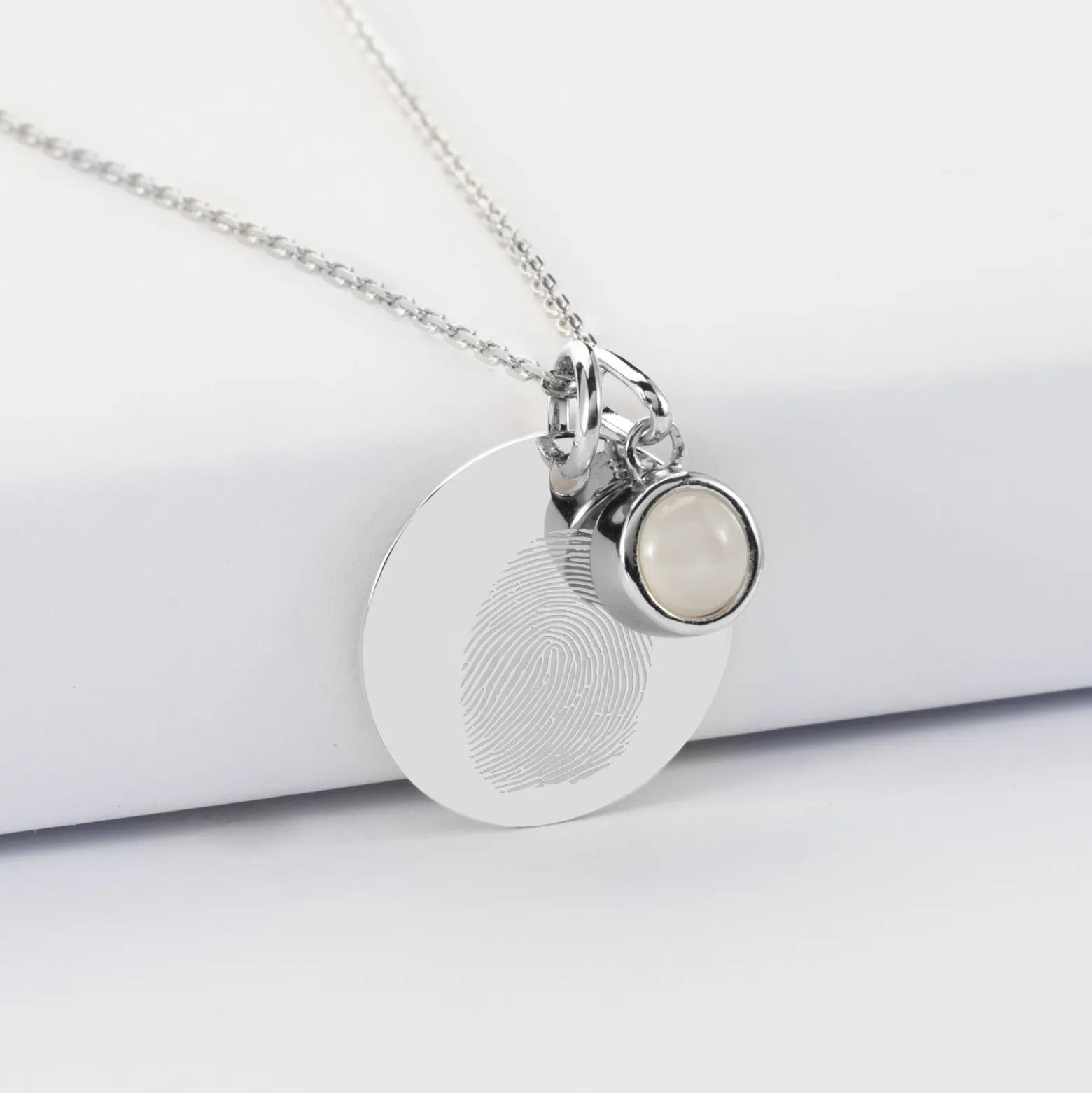 Pendentif personnalisé médaille gravée argent 19 mm et breloque pierre naturelle 8 mm