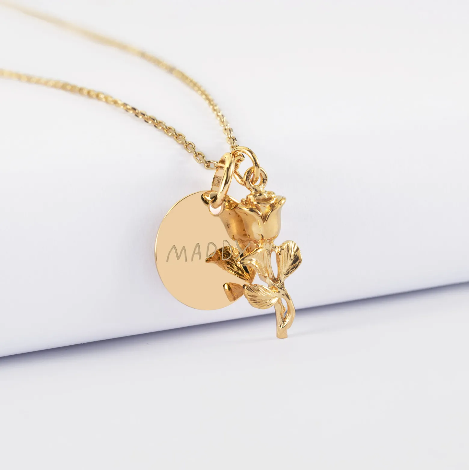 Pendentif personnalisé médaille gravée plaqué or 15 mm et breloque rose 19 mm