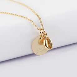 Pendentif personnalisé médaille gravée plaqué or 15 mm et breloque coquillage cauri 10 mm
