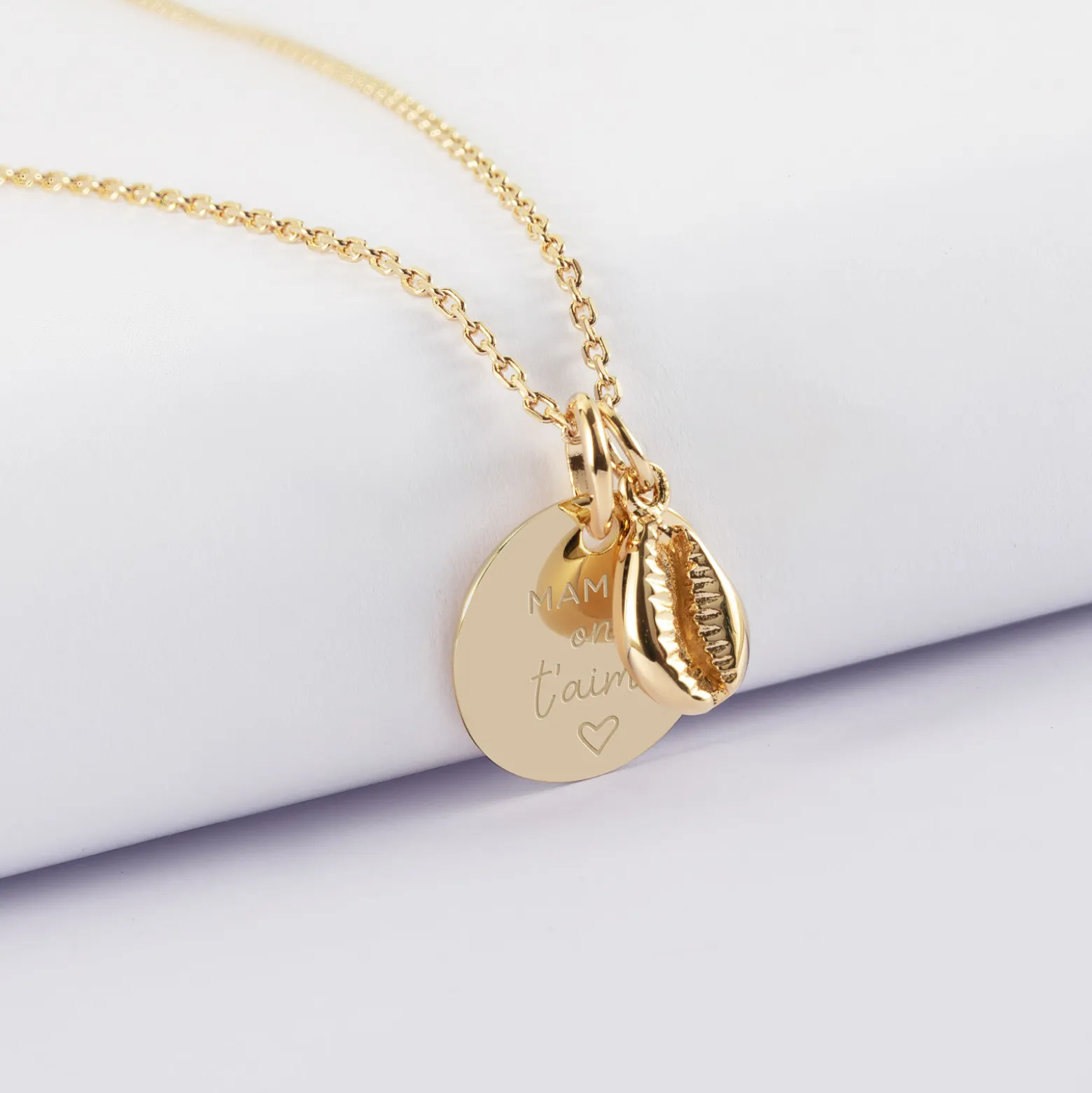 Pendentif personnalisé médaille gravée plaqué or 15 mm et breloque coquillage cauri 10 mm