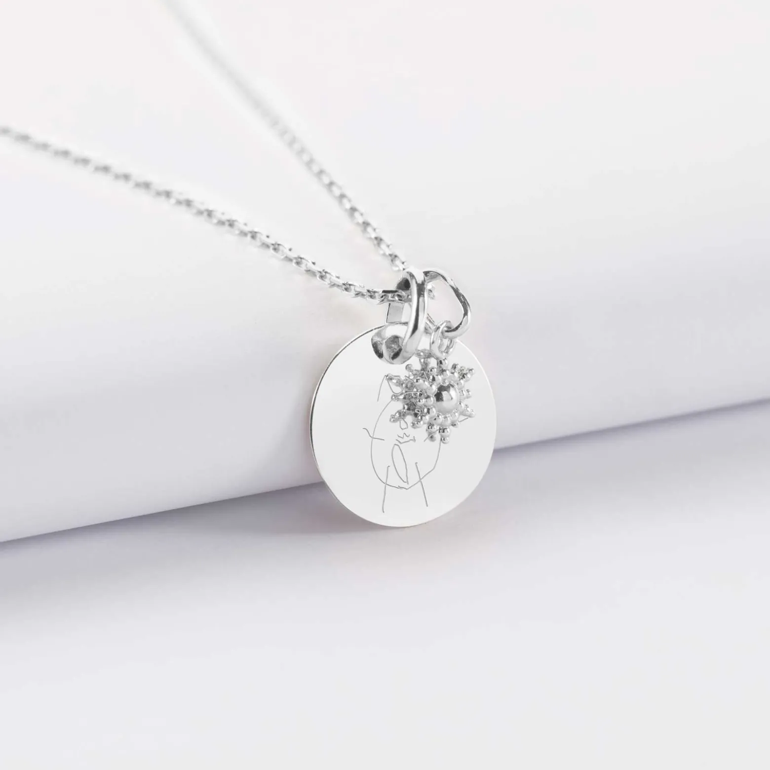 Pendentif personnalisé médaille gravée argent 15 mm et breloque étoile brillante 6 mm