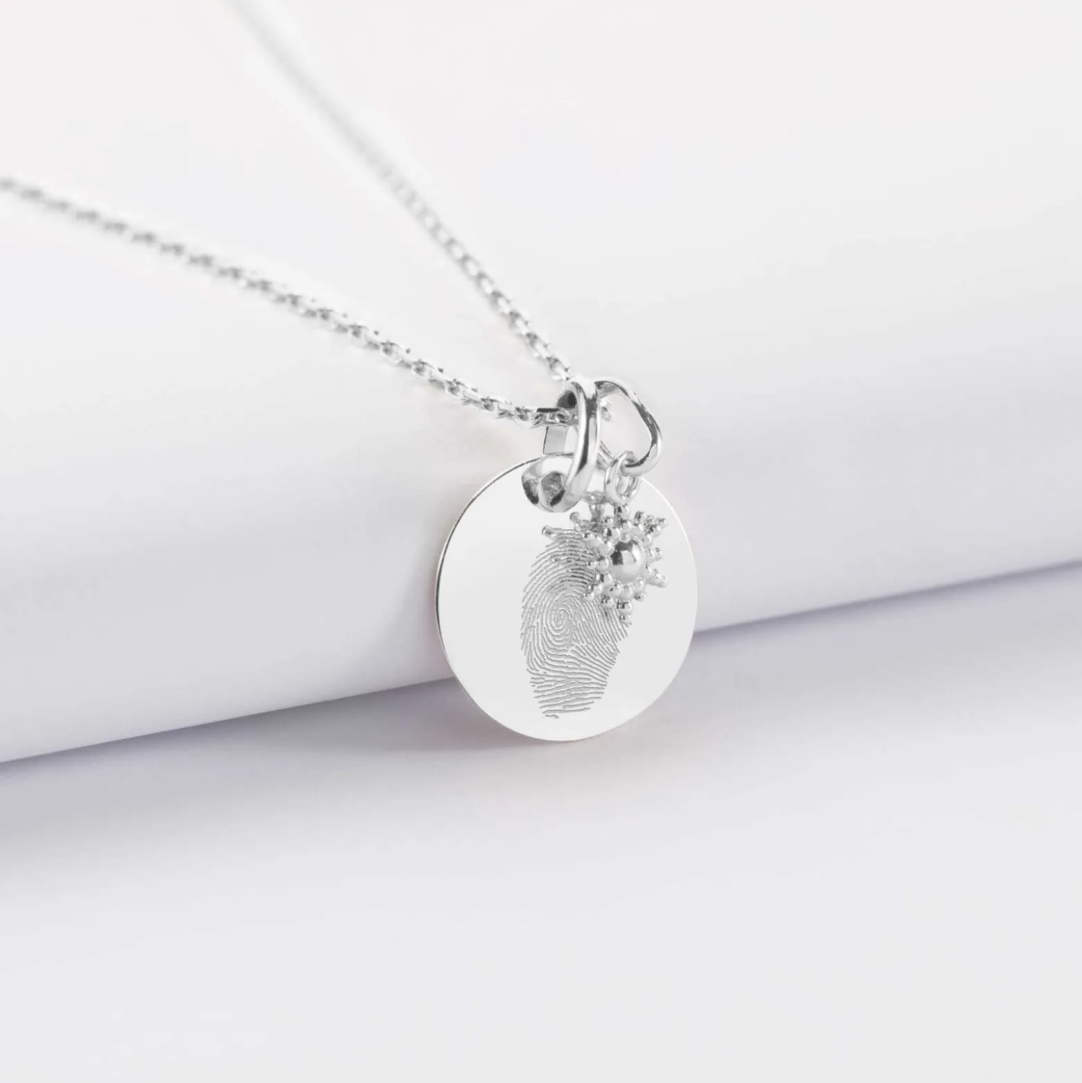 Pendentif personnalisé médaille gravée argent 15 mm et breloque étoile brillante 6 mm
