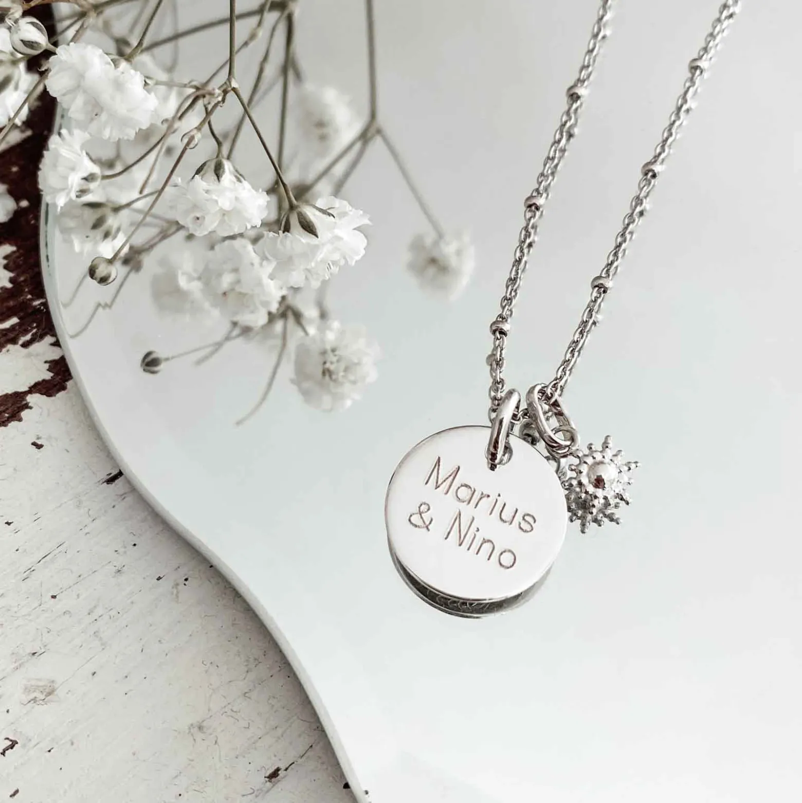 Pendentif personnalisé médaille gravée argent 15 mm et breloque étoile brillante 6 mm
