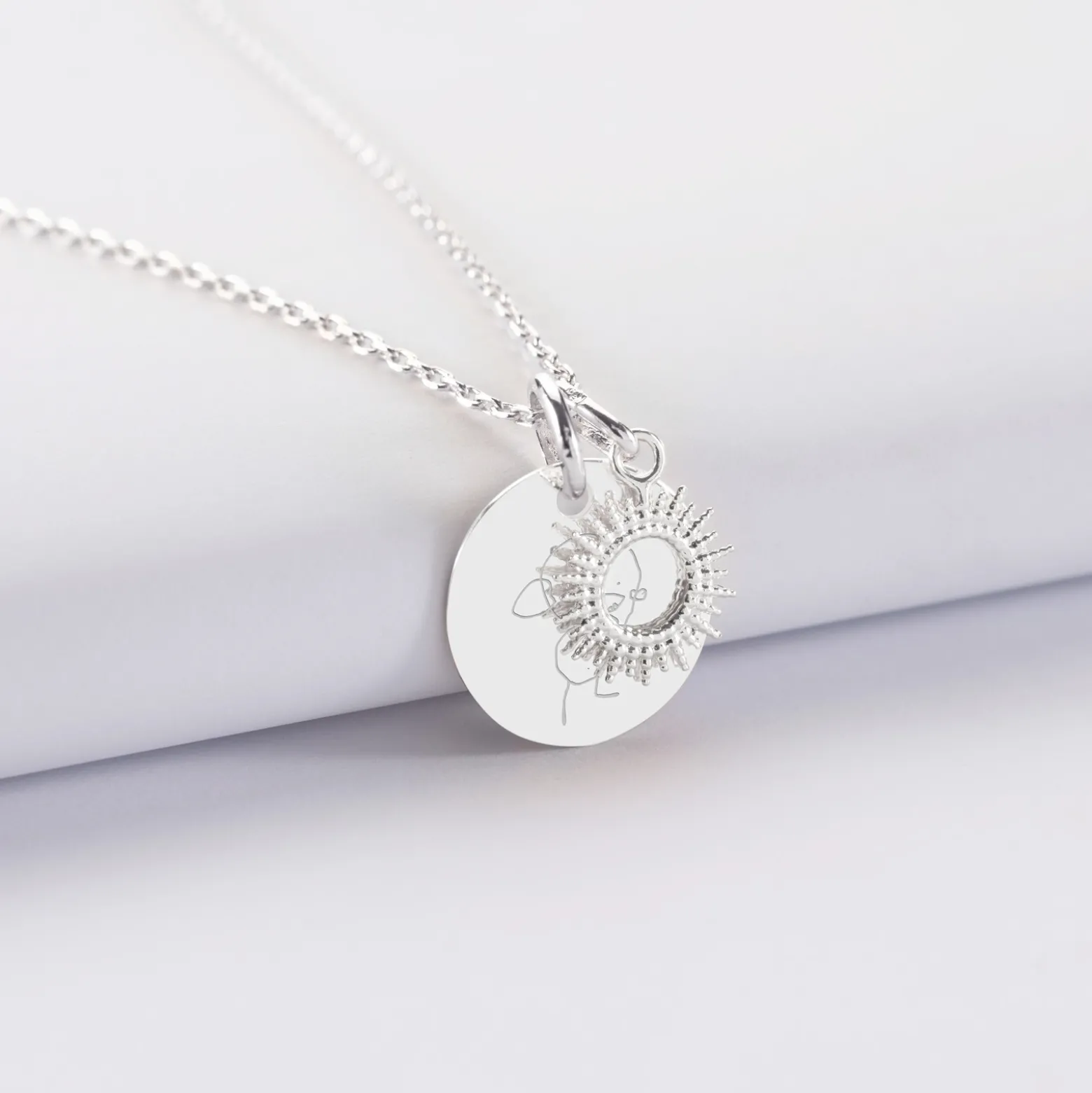 Pendentif personnalisé médaille gravée argent 15 mm et breloque soleil 10 mm