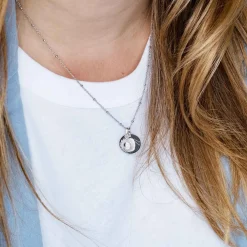 Pendentif personnalisé médaille gravée argent 15 mm et breloque soleil 10 mm