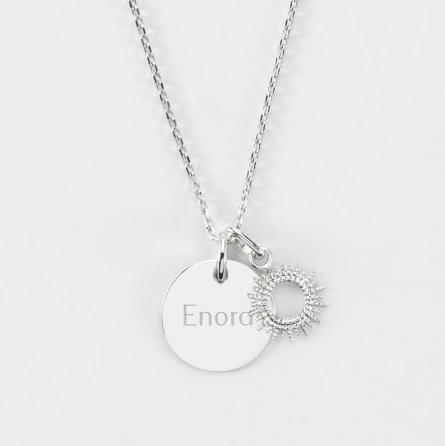 Pendentif personnalisé médaille gravée argent 15 mm et breloque soleil 10 mm
