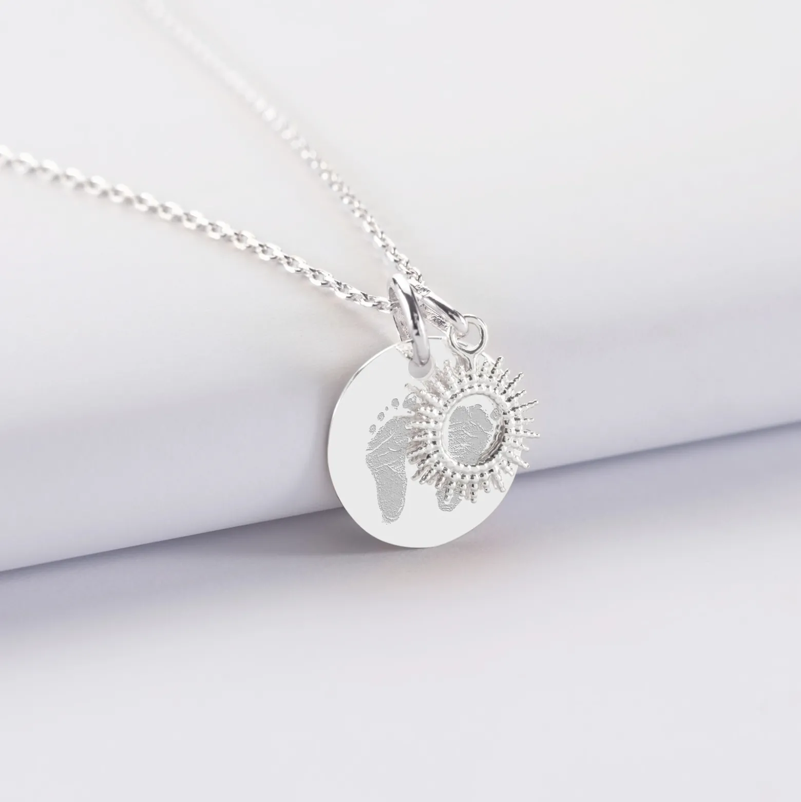 Pendentif personnalisé médaille gravée argent 15 mm et breloque soleil 10 mm