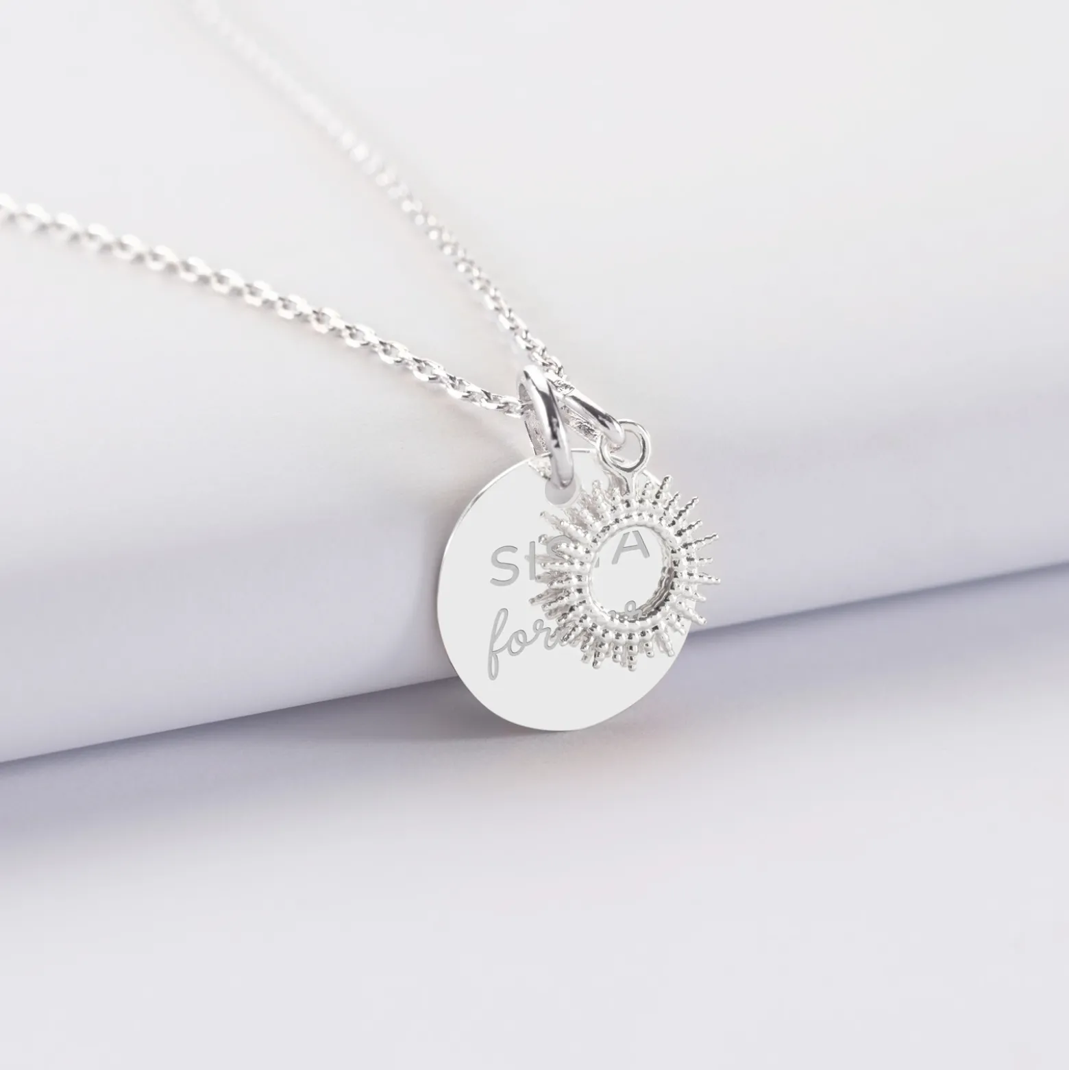 Pendentif personnalisé médaille gravée argent 15 mm et breloque soleil 10 mm