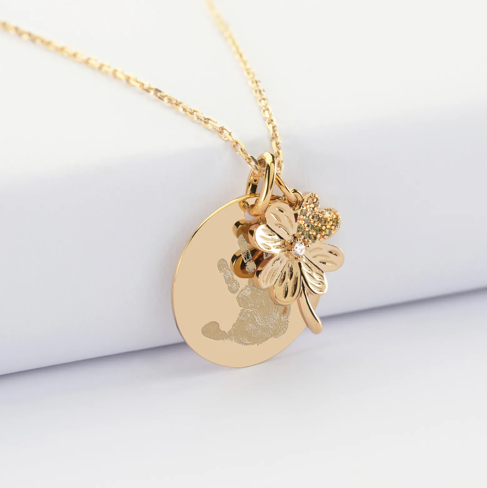 Pendentif personnalisé médaille gravée plaqué or 19 mm et breloque trèfle scintillant 15 mm