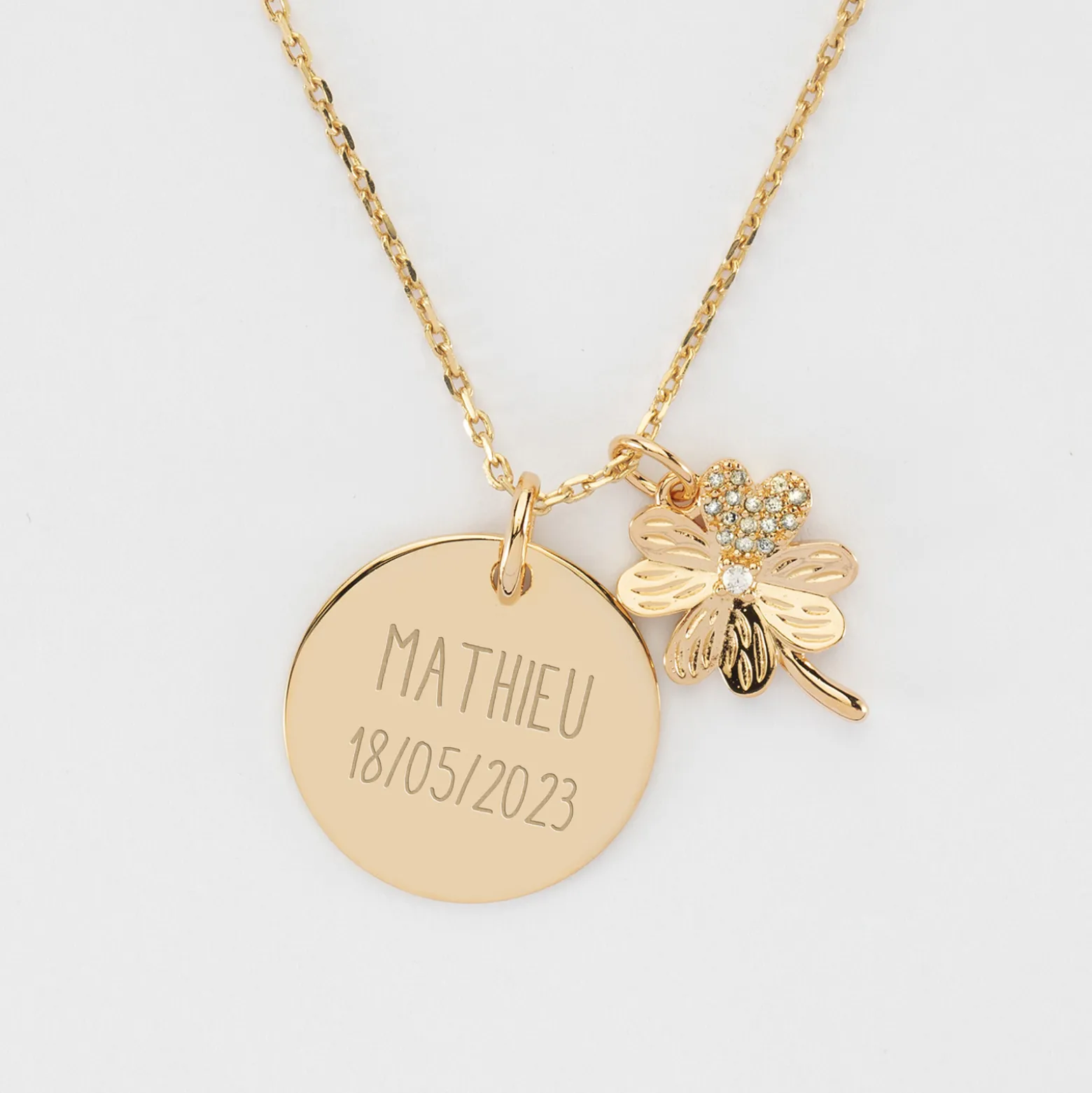 Pendentif personnalisé médaille gravée plaqué or 19 mm et breloque trèfle scintillant 15 mm
