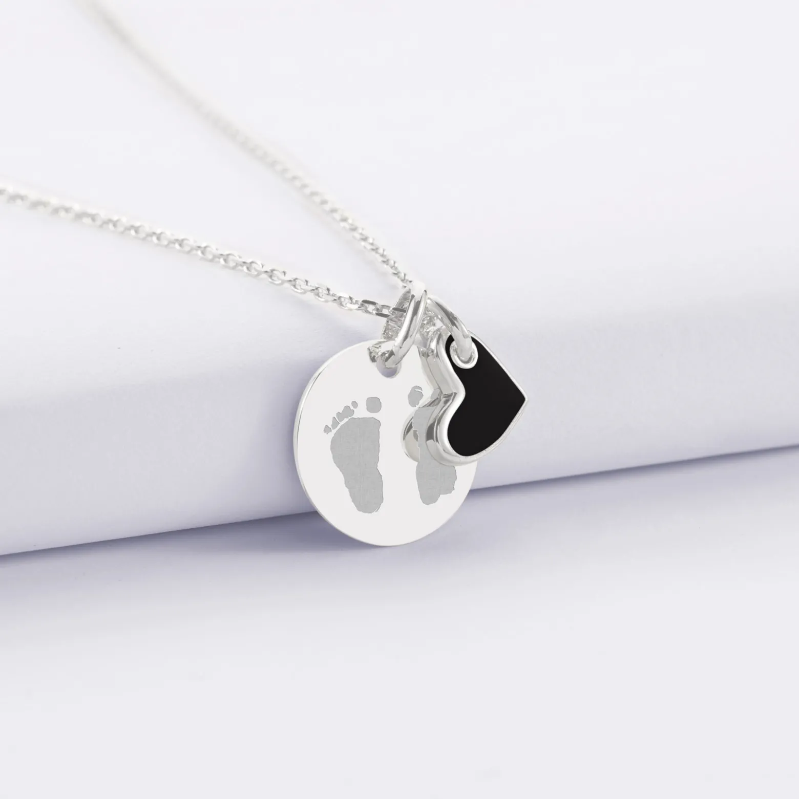 Pendentif personnalisé médaille gravée argent 15 mm et breloque coeur email 10 mm