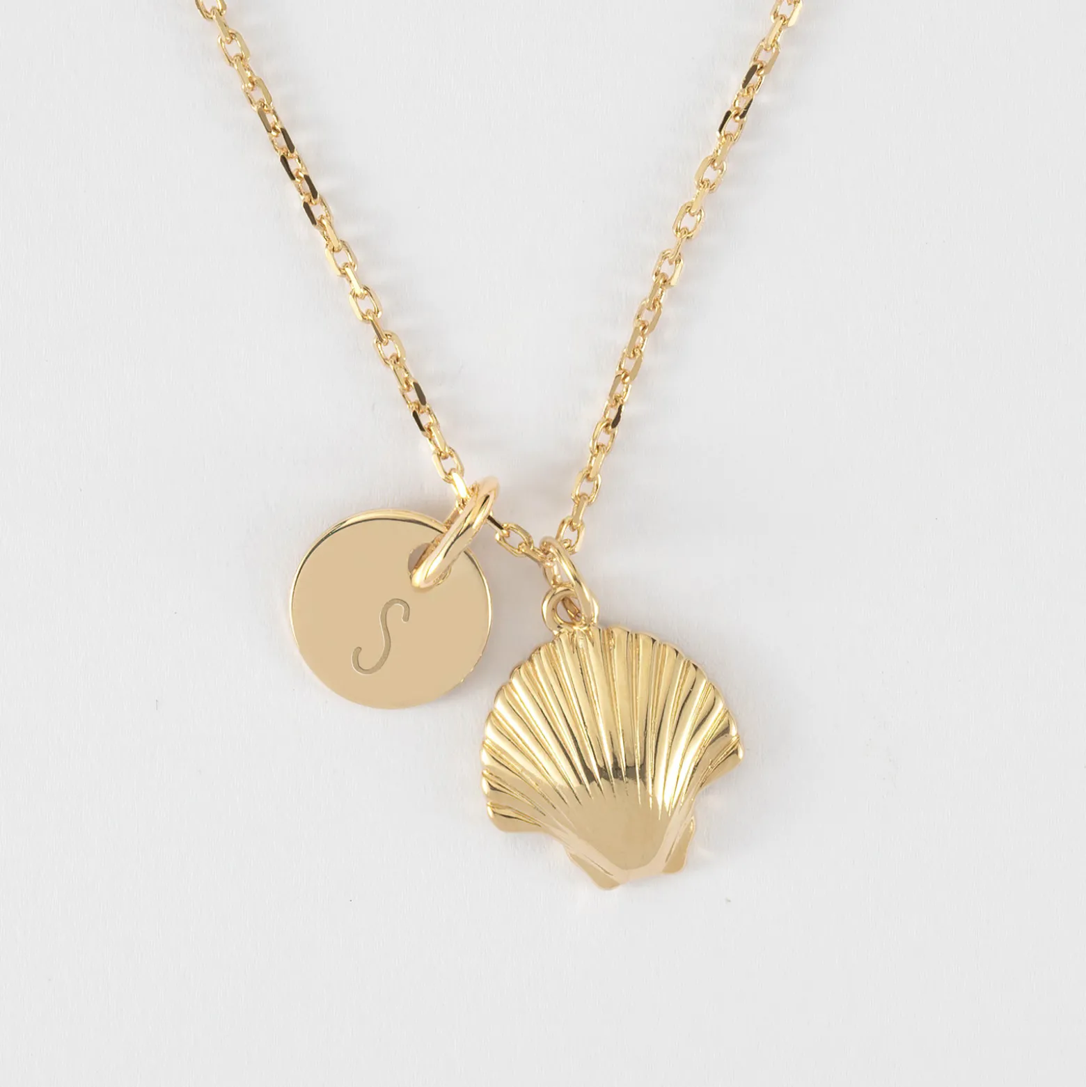 Pendentif personnalisé médaille gravée plaqué or 10 mm et breloque coquillage coque 13 mm