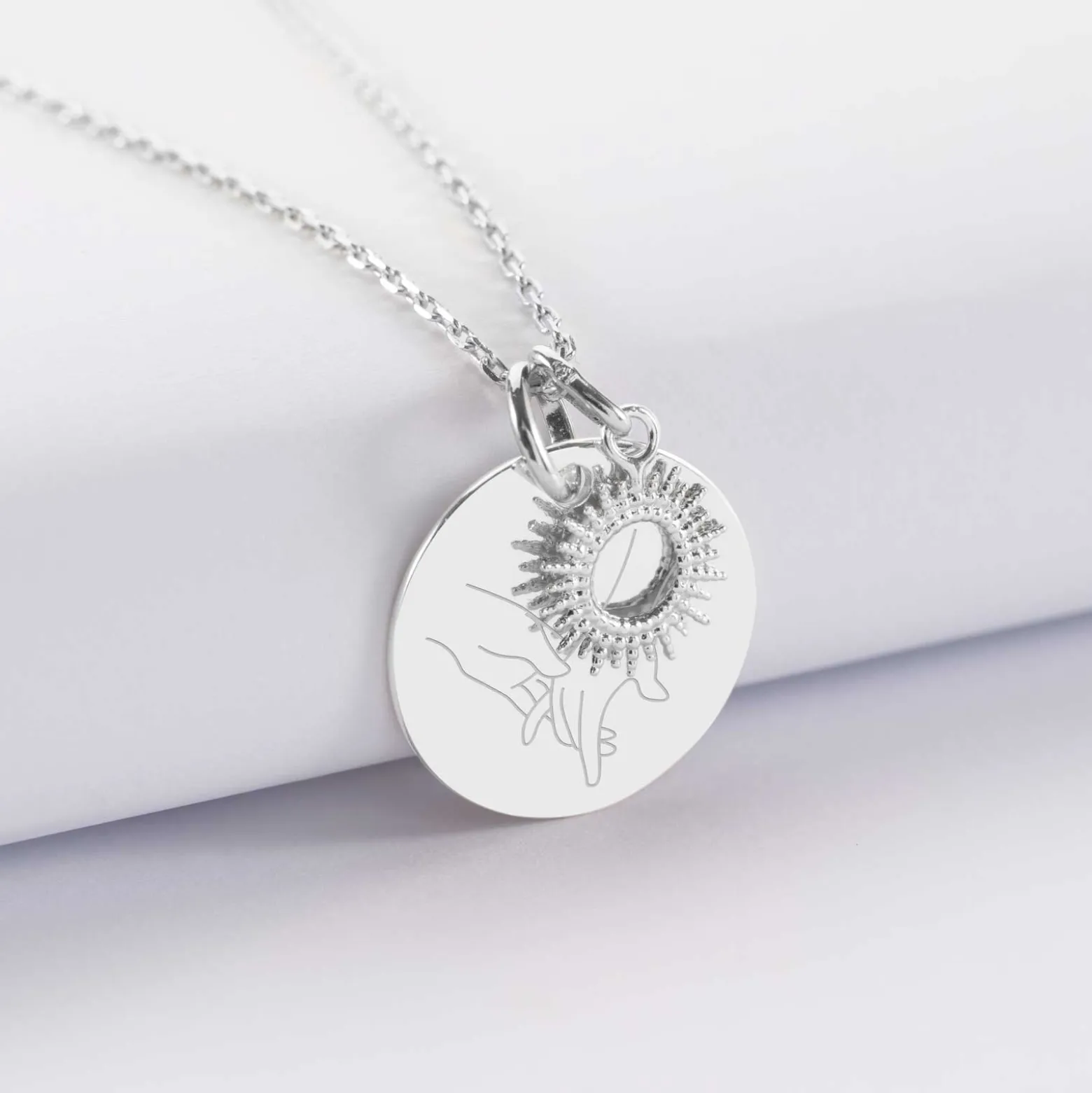 Pendentif personnalisé médaille gravée argent 19 mm et breloque soleil 10 mm