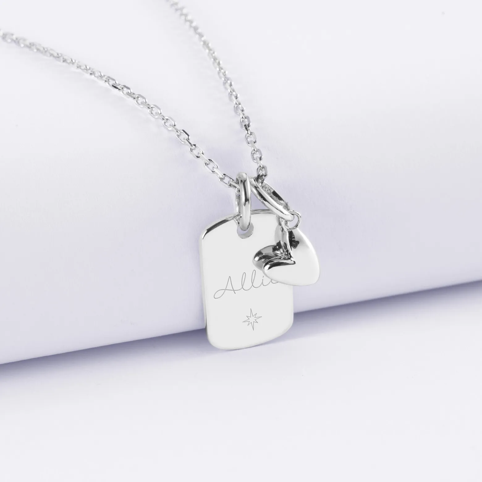 Pendentif personnalisé médaille gravée argent rectangle 17x11 mm et breloque petit coeur bombé 7 mm - HappyBulle x Atelier Wagram