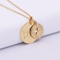 Pendentif personnalisé médaille gravée plaqué or 19 mm et breloque rose des vents texturée 14 mm
