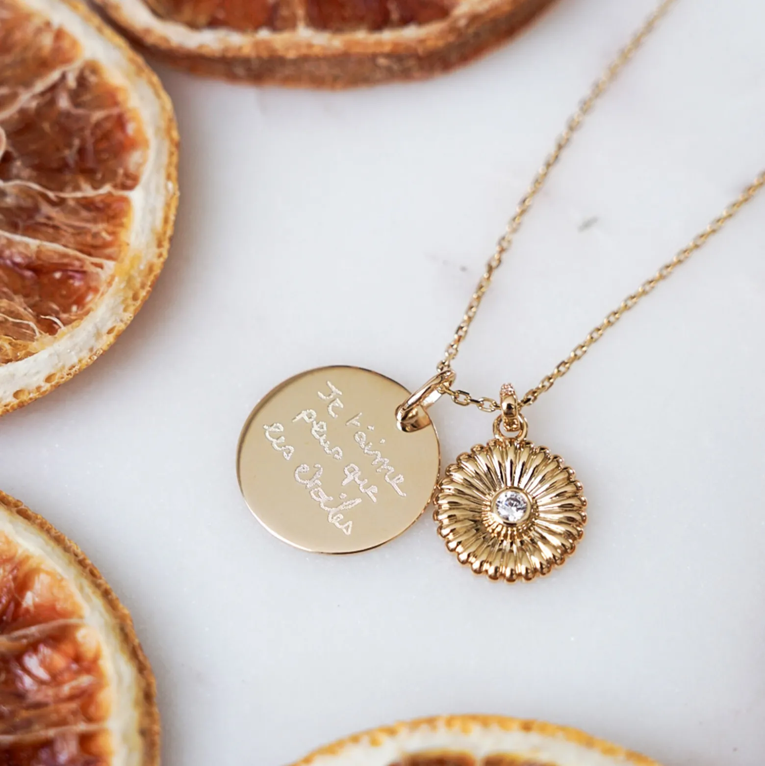 Pendentif personnalisé médaille gravée plaqué or 19 mm et breloque tournesol scintillant 14 mm