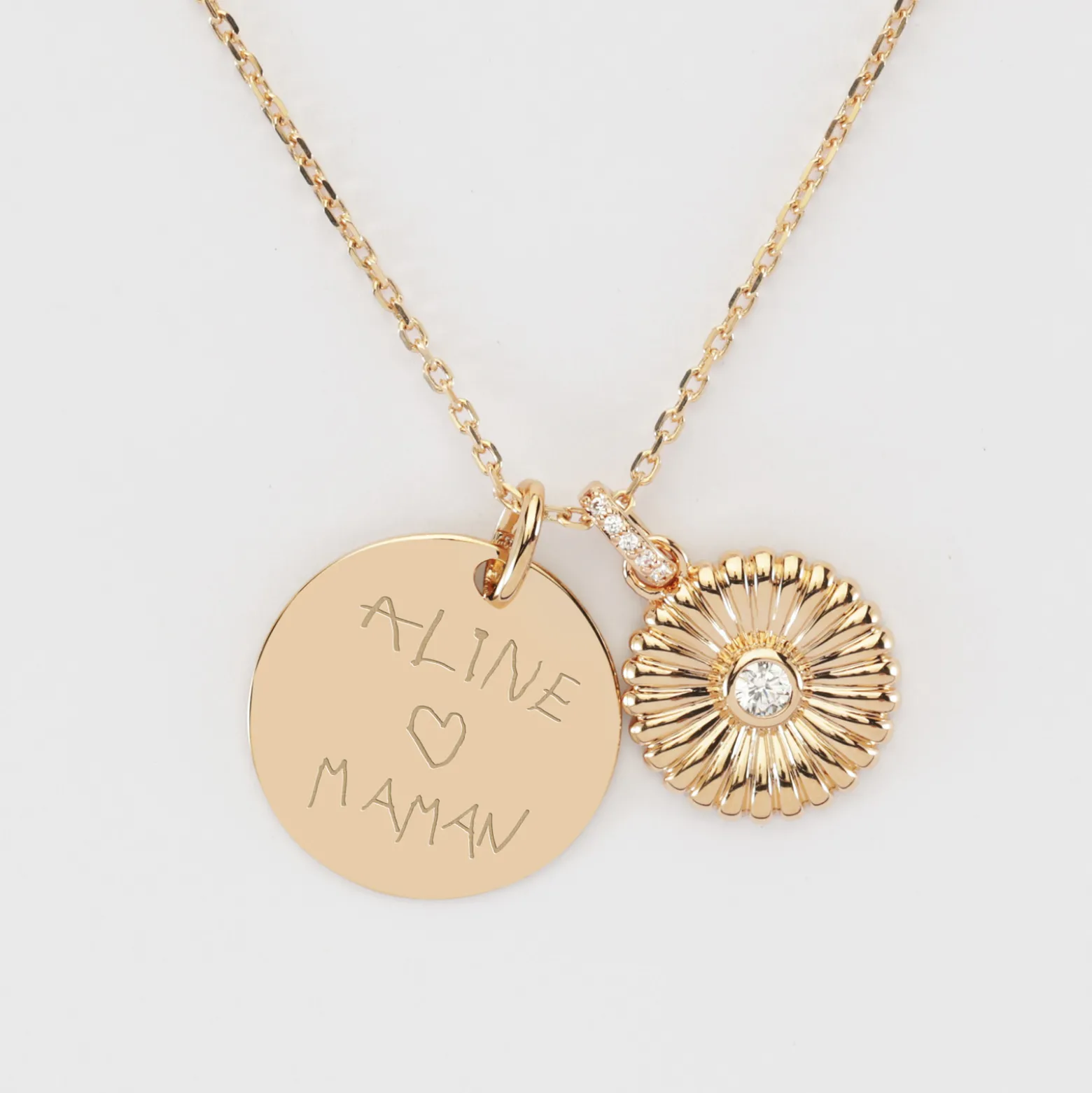 Pendentif personnalisé médaille gravée plaqué or 19 mm et breloque tournesol scintillant 14 mm