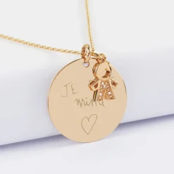 Pendentif personnalisé médaille gravée plaqué or 27 mm et breloque petit garçon scintillant 12 mm