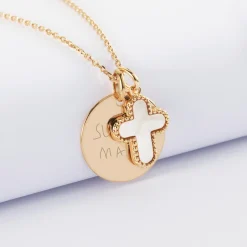 Pendentif personnalisé médaille gravée plaqué or 19 mm et breloque croix nacre 16 mm