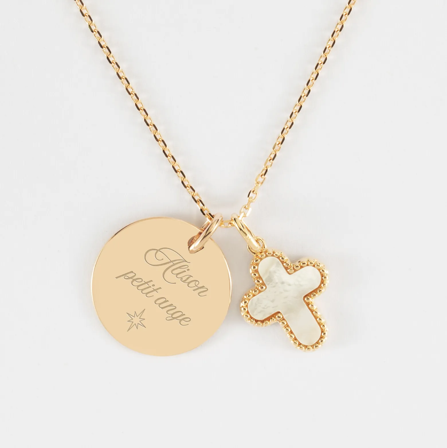 Pendentif personnalisé médaille gravée plaqué or 19 mm et breloque croix nacre 16 mm