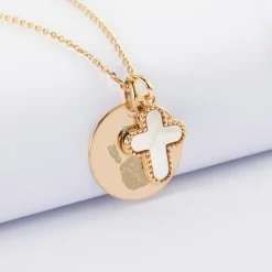 Pendentif personnalisé médaille gravée plaqué or 19 mm et breloque croix nacre 16 mm