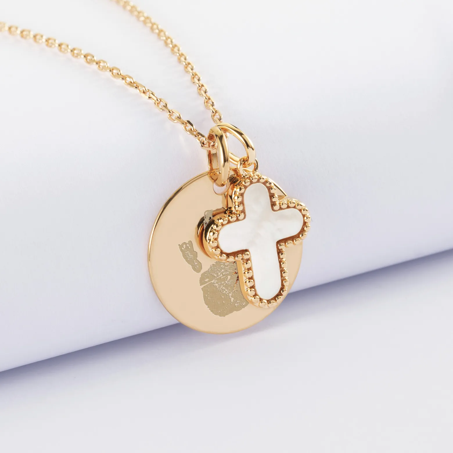 Pendentif personnalisé médaille gravée plaqué or 19 mm et breloque croix nacre 16 mm