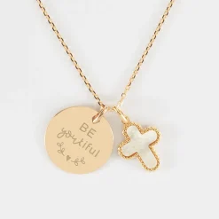 Pendentif personnalisé médaille gravée plaqué or 19 mm et breloque croix nacre 16 mm