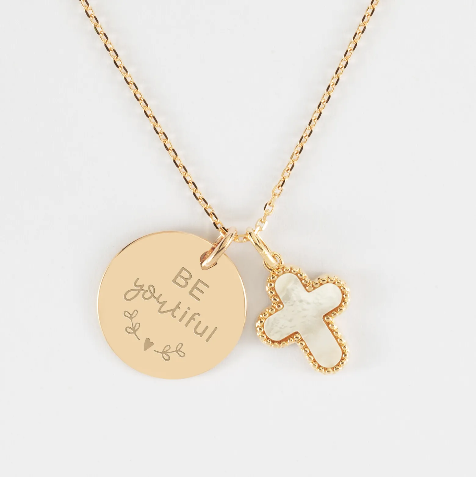 Pendentif personnalisé médaille gravée plaqué or 19 mm et breloque croix nacre 16 mm
