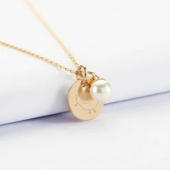 Pendentif personnalisé médaille gravée plaqué or 15 mm et breloque perle nacre 10 mm