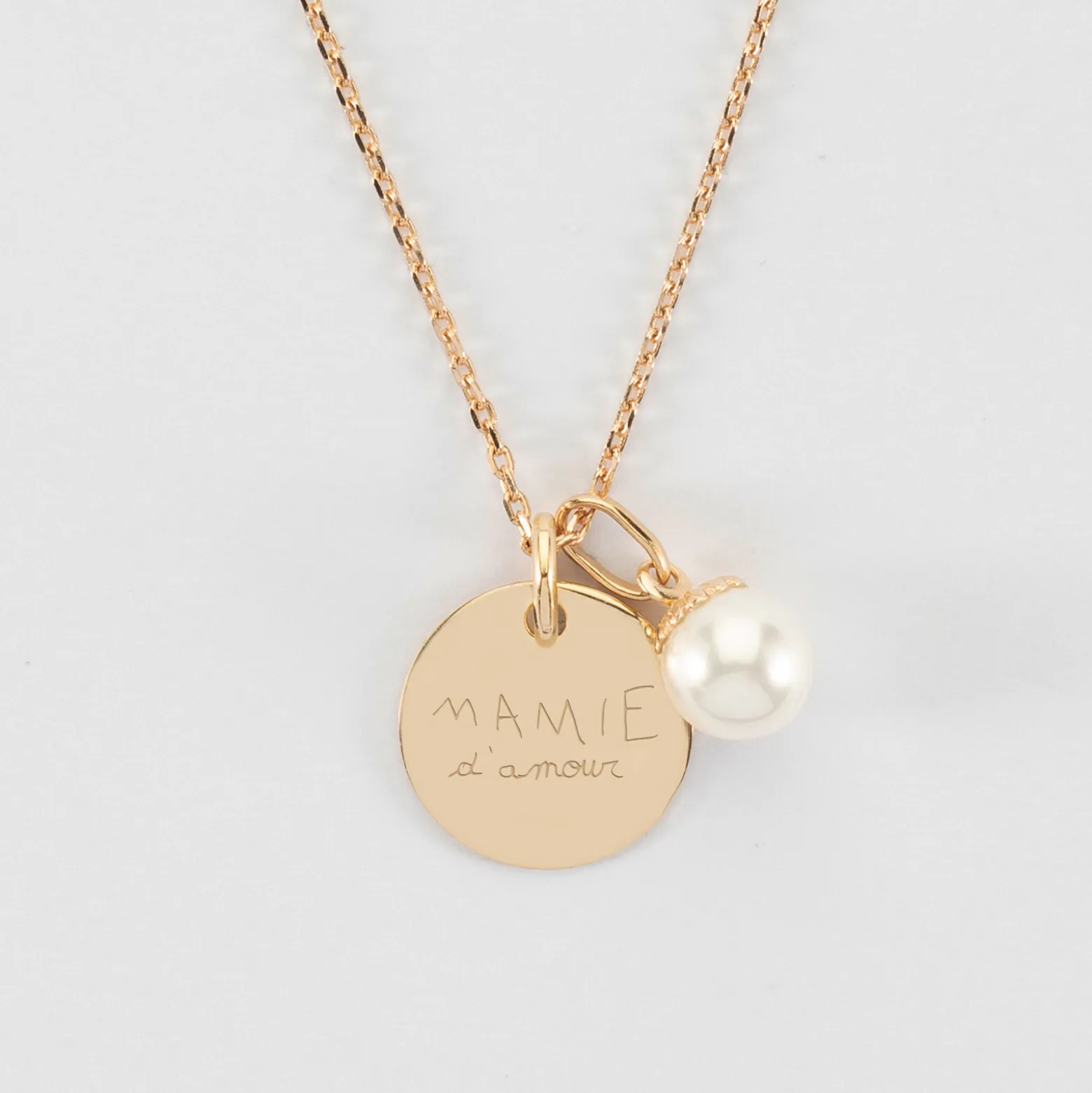 Pendentif personnalisé médaille gravée plaqué or 15 mm et breloque perle nacre 10 mm